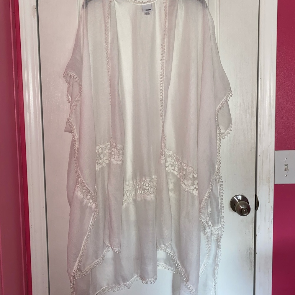 WHITE KIMONO/SHAWL WITH LACE DETAILS